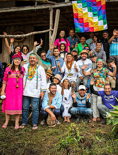 Casa del saber indígena con personas felices