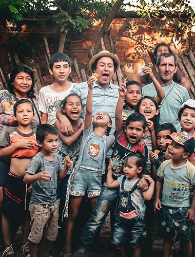 Niños felices después de compartir alimentos